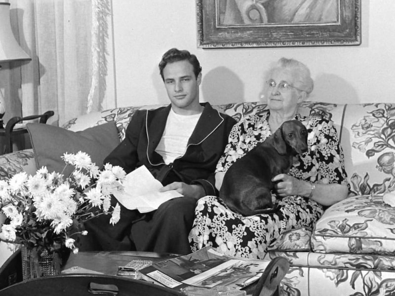 Marlon Brando with his grandmother and dachshund "Kurtze Beiner"