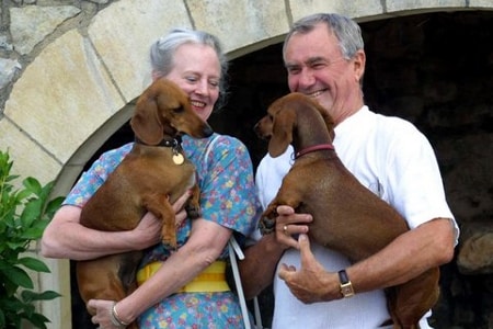 Königin Margrethe und Prinz Henrik von Dänemark mit den beiden Kurzhaardackeln Evita und Helike