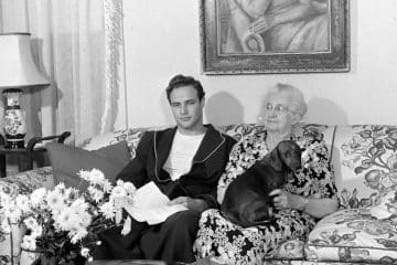 Marlon Brando mit seiner Oma Elizabeth Myers und Kurzhaardackel "Kurtze Beiner"
