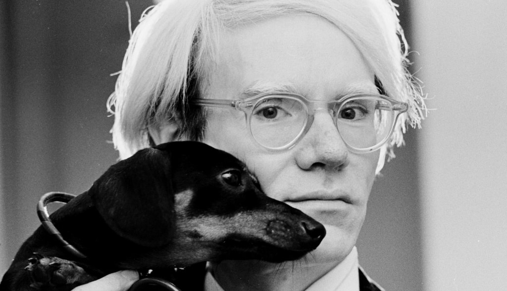 Andy Warhol mit seinem Dackel Archie (1973)