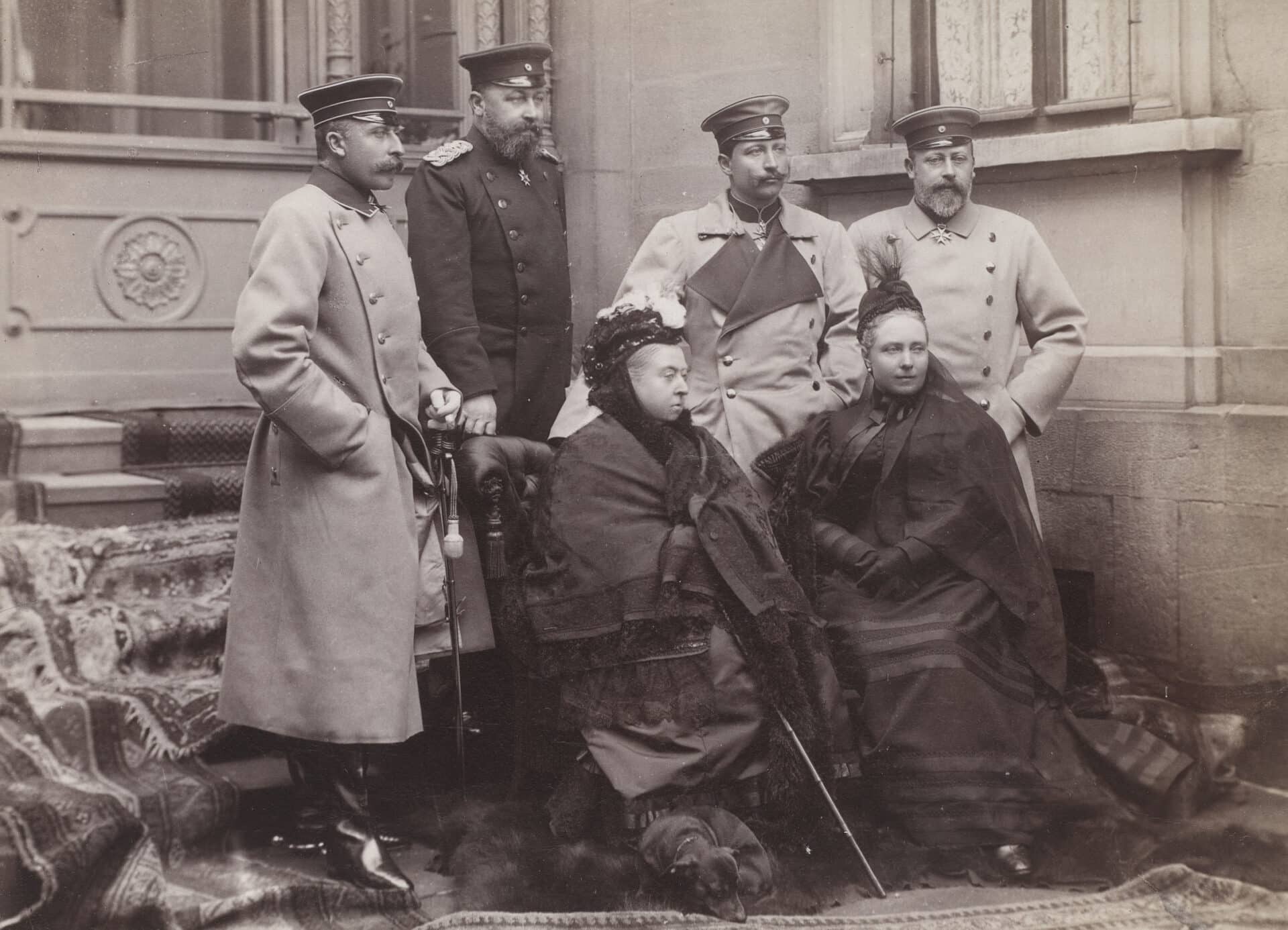 Königin Victoria (1819-1901) mit Mitgliedern ihrer Familie bei einem Besuch in Coburg. Ein Dackel liegt zusammengerollt zu ihren Füßen.